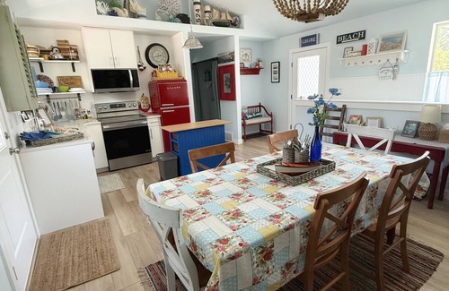 Farmington Cottage | Charming Beach-Themed Cottage SKI Resorts, Frightmares & Western Sports Park