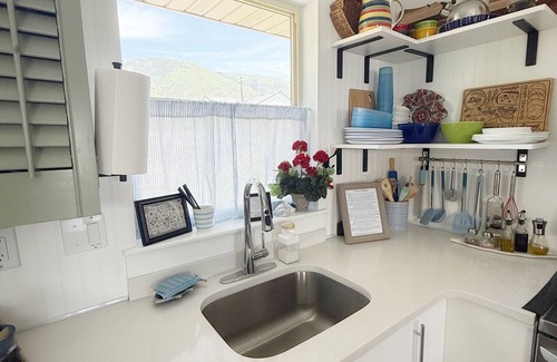 Farmington Cottage | Charming Beach-Themed Cottage SKI Resorts, Frightmares & Western Sports Park