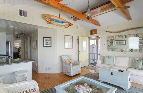 Matunuck Cottage | CHARMING BEACH FRONT COTTAGE IN MATUNUCK, RI