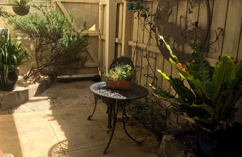 Carrum Apartment | Charming Beachside studio - 2 min to the beach , pets welcome .