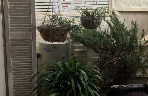 Carrum Apartment | Charming Beachside studio - 2 min to the beach , pets welcome .