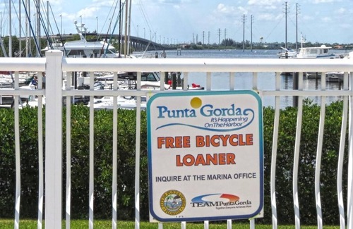 Charlotte Harbor House | Charming bungalow - Walk to SunSeekers Resort, the Fishing Pier and Beach
