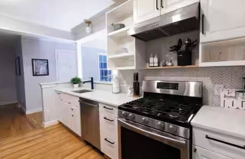 Plaza Midwood House | Charming, bungalow + hot tub in NODA district of Charlotte. 10 min f/uptown.