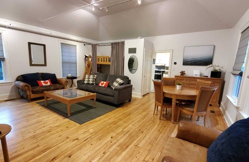Historic Old Town House | CHARMING COTTAGE IN THE HEART OF NIAGARA ON THE LAKE!