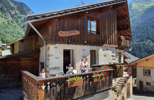 Champagny-en-Vanoise Ski Chalet | Charming chalet in Champagny - La Plagne - 10 beds - at the foot of the slopes