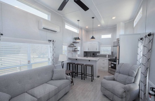 Hamilton Cabin | Charming cabin 14 in Hamilton with AC - perfect for a cozy getaway