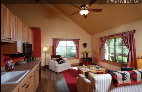Bellevue Cabin | Charming Cabin Guest House with Views