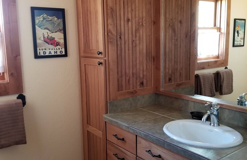 Bellevue Cabin | Charming Cabin Guest House with Views