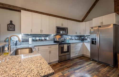 Morganton Cabin | Charming Cabin + Hot Tub ~ Lake James & Linville Gorge ~ Pet-Friendly + Wi-Fi!