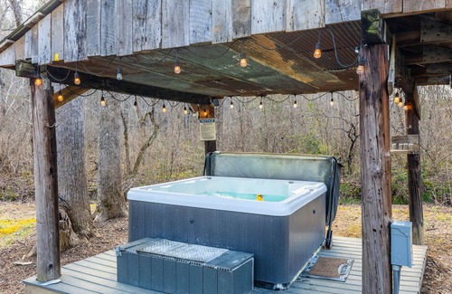 Morganton Cabin | Charming Cabin + Hot Tub ~ Lake James & Linville Gorge ~ Pet-Friendly + Wi-Fi!