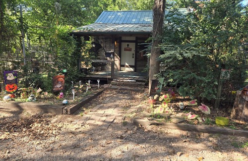Broken Arrow Cabin | Charming cabin in delightful Broken Arrow at wildlife sanctuary