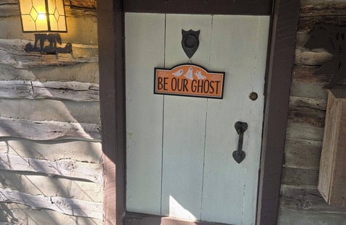 Broken Arrow Cabin | Charming cabin in delightful Broken Arrow at wildlife sanctuary