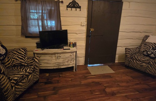 Broken Arrow Cabin | Charming cabin in delightful Broken Arrow at wildlife sanctuary