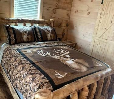 Mannsville House | Charming Cabin with Hot-tub and Stunning Views in Campbellsville, Kentucky