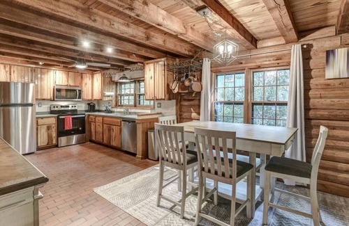 Royal Pines Cabin | Charming Cabin with Fire Pit