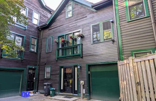 Central Square House | Charming Cambridge 2-BR townhome steps to MIT, Harvard, Red Line, food & more!