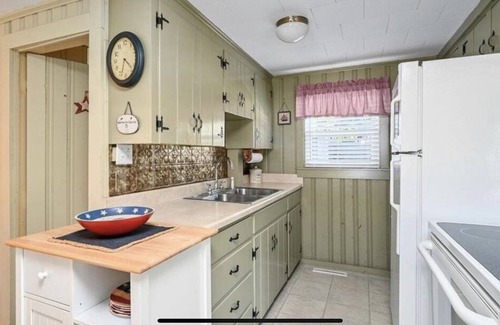 Bass River House | Charming Cape Cod Family Cottage - 5 min walk to beach! BRING FIDO!