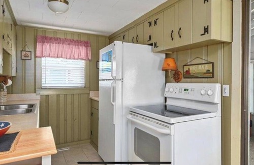Bass River House | Charming Cape Cod Family Cottage - 5 min walk to beach! BRING FIDO!