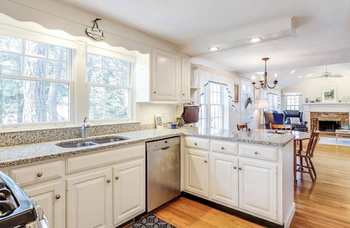 West Harwich Cottage | Charming Cape Cod Cottage walking distance to the beach
