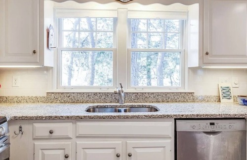 West Harwich Cottage | Charming Cape Cod Cottage walking distance to the beach