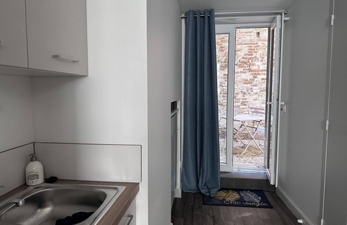 Moulins Apartment | Charming Central Studio with Terrace, Near Historical Sites, Fully Equipped, Sleeps 2, Free Wi-Fi