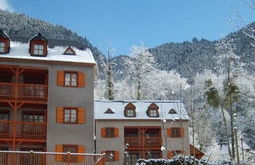 Cauterets Apartment | Charming Chalet for 4 in Cauterets with Balcony and Welcome Gift