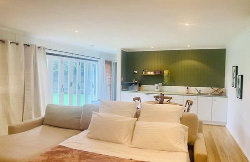 Graceville House | Charming Chelmer Guesthouse walking distance to cafes, restaurants, and trains