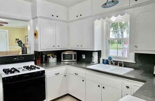 Manistee House | Charming Cherry Street Cottage. Golf And Beach.