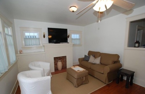 West Newport House | Charming, Classic Newport Beach Bungalow - Steps to Beach! Patio & Sun Porch
