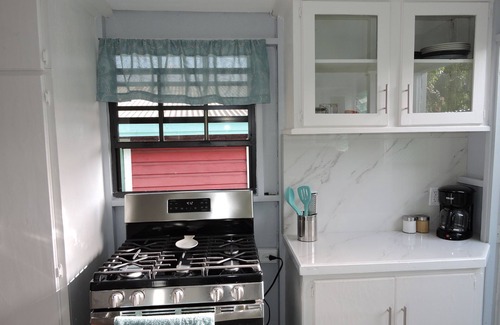 Merlin Bay House | Charming Coast Cottage, 5 minutes walk to beach