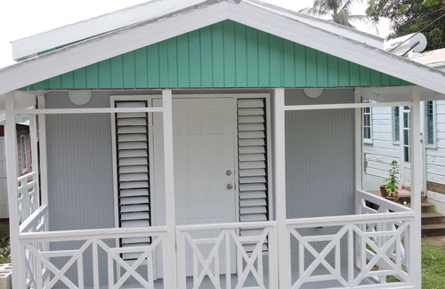 Merlin Bay House | Charming Coast Cottage, 5 minutes walk to beach