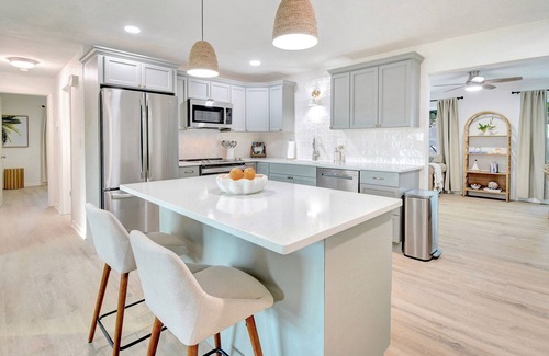 Palm Harbor House | Charming Coastal Home Near Top Rated Beaches - Hot Tub, Fire Pit, Bikes
