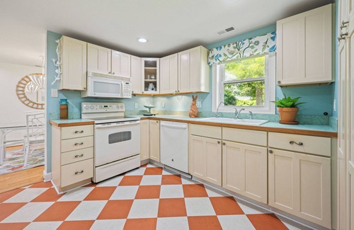 Historic Downtown Manteo House | Charming Coastal Retreat in Manteo – Newly Remodeled & Ready for Your Stay!