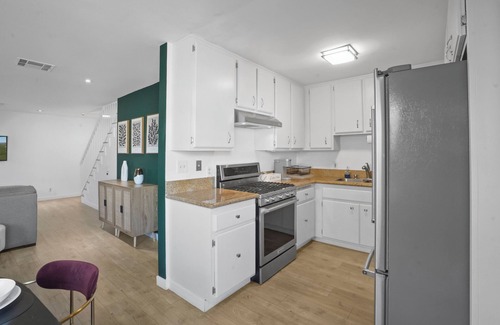 Faircrest Heights Condo | Charming Condo in the Pico-Robertson area of LA/2-bed + 2.5 Bath/2 Parking spots