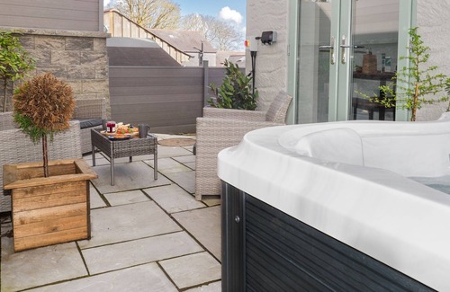 Falmouth Cottage | Charming Cornish cottage with private hot tub/shared pool, nr Falmouth/Helford