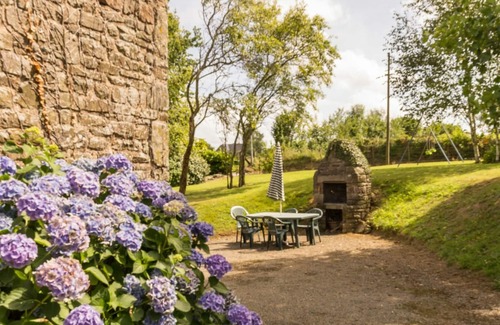 Montaigu-les-Bois Cottage | Charming Cottage with Garden, BBQ, and WiFi in Peaceful Normandy Setting
