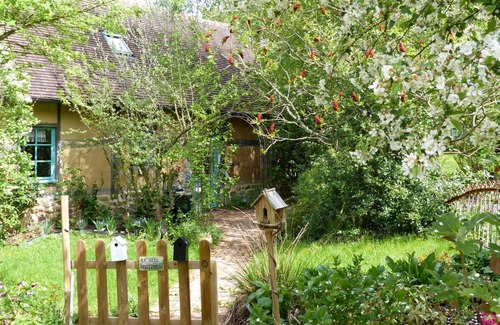 Sainte-Opportune Cottage | Charming Cottage with English Garden, WiFi, and Family Amenities in French Countryside