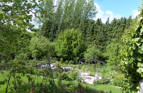 Sainte-Opportune Cottage | Charming Cottage with English Garden, WiFi, and Family Amenities in French Countryside