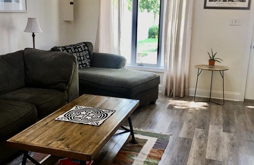 Irving House | Charming cottage by the lake