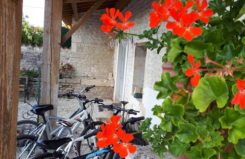 Cherbonnieres Cottage | Charming cottage with all comfort in the heart of the Saintonge Dorée. Heated swimming pool