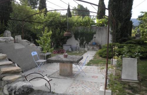 Oppede House | Charming Cottage in Oppède amidst Vineyards