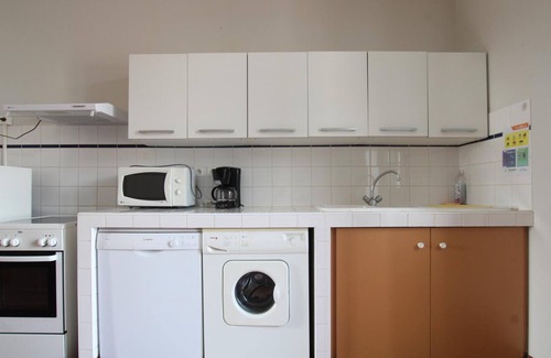 Periers Cottage | Charming Cottage in Périers - Sleeps 4, WiFi, Pet-Friendly, Close to Sports Amenities and Museums