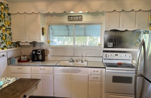 Pinckney Cottage | Charming Cottage in the heart of Portage Lake