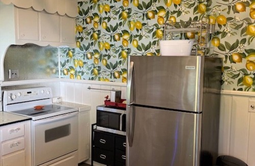 Pinckney Cottage | Charming Cottage in the heart of Portage Lake