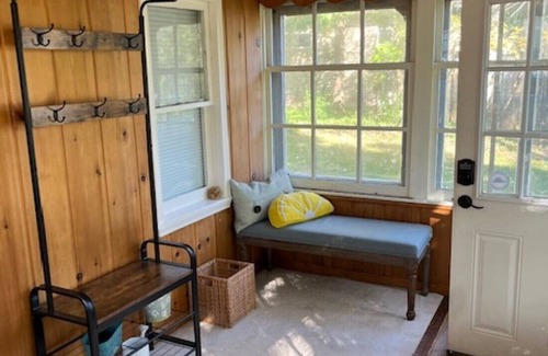 Pinckney Cottage | Charming Cottage in the heart of Portage Lake