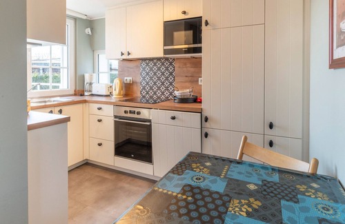 Robertville House | Charming Cottage Near Lake