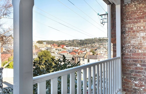 Launceston CBD House | Charming Cottage Nestled in A Prime Location