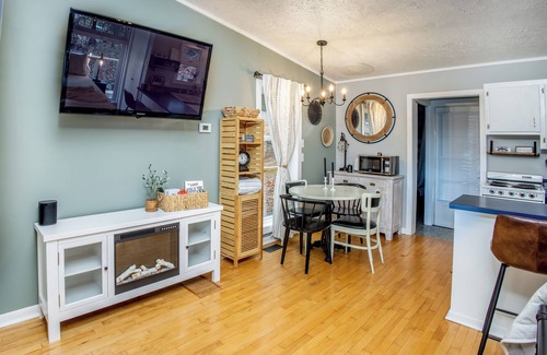 Shell Knob Cottage | Charming Cottage-Romantic-Table Rock Lake Views-Silver Dollar City-Hot Tub-WiFi