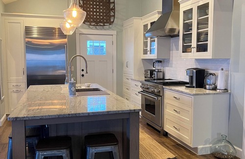 Great Neck Cottage | Charming Cottage Steps from Private Beach – Water Views & Little Neck Charm