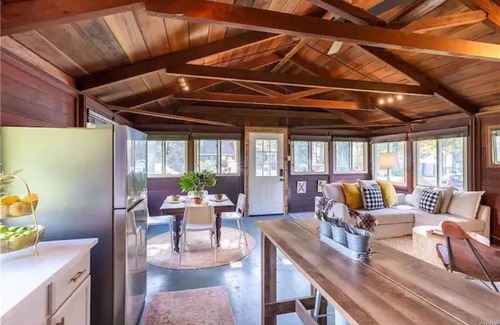 Skaneateles House | Charming cottage w/private tennis court on Skaneateles Lake